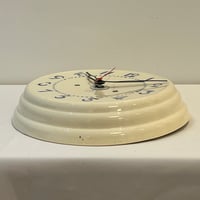 Image 4 of Ancienne Pendule murale des années 30 en céramique beige Art Déco