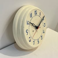 Image 2 of Ancienne Pendule murale des années 30 en céramique beige Art Déco