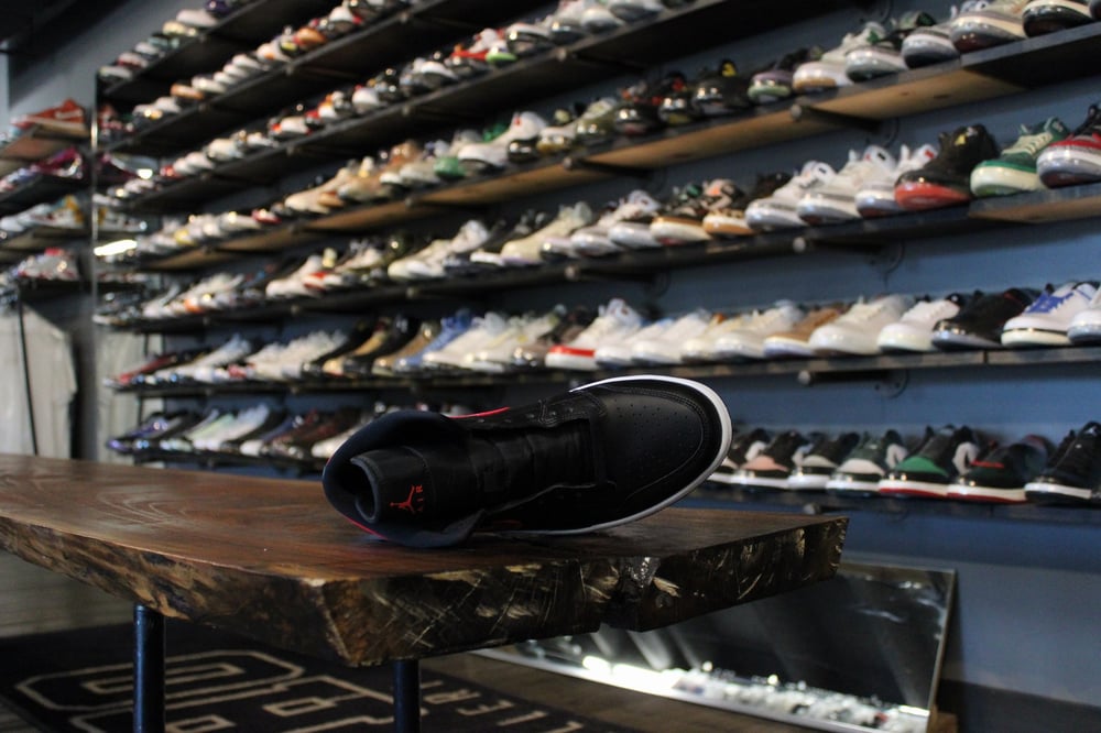 Air Jordan I (1) Mid "Black/Siren Red" WMNS