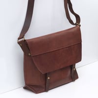 Image 2 of Classic Messenger Medium in vintage brown