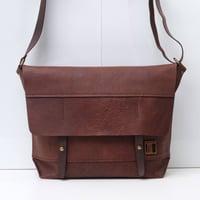 Image 1 of Classic Messenger Medium in vintage brown