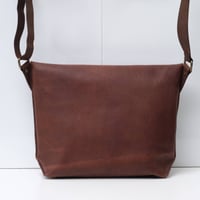 Image 3 of Classic Messenger Medium in vintage brown