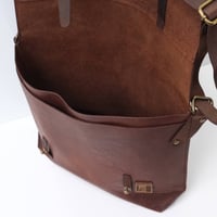 Image 6 of Classic Messenger Medium in vintage brown