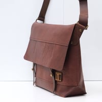 Image 4 of Classic Messenger Medium in vintage brown