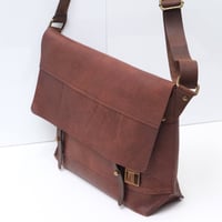 Image 5 of Classic Messenger Medium in vintage brown