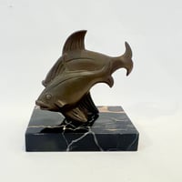 Image 1 of Figurine poissons stylisés en bronze sur socle en marbre noir Art Déco serre-livres