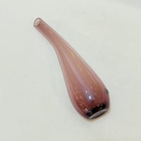 Image 4 of Vase soliflore IKEA – Design Lotta Pettersson – Verre soufflé violet fumé (années 2000)