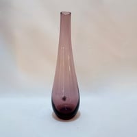 Image 3 of Vase soliflore IKEA – Design Lotta Pettersson – Verre soufflé violet fumé (années 2000)