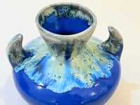 Image 5 of Vase en grès flammé bleu et ocre  – attribué à Alpho Vallauris  XXe siècle