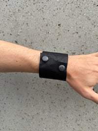 Image 2 of NULLUM ARMCUFF 2