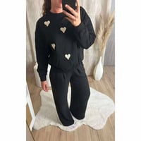 Pull noir avec cœurs 