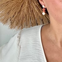 Image 2 of Pendiente Bola de Hueso y coral-