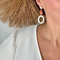 Image 2 of Pendiente Aro con coral natural-