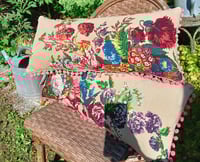 Image 2 of Coussin vintage fleurs 