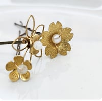Image 3 of White Gemstone and Flower Hairpins