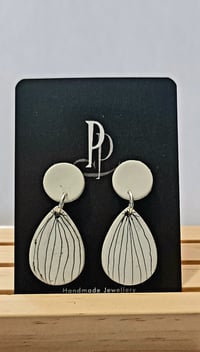 Image 7 of Dangle Earrings Black and White (PCE003)