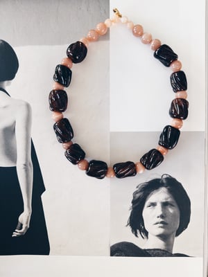 Gigi _Rosa sten og vintage glas perler 