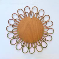 Image 9 of Miroir mural vintage en rotin  Forme fleur/soleil  Années 60-70