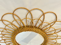 Image 4 of Miroir mural vintage en rotin – Forme fleur/soleil – Années 60-70