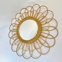 Image 1 of Miroir mural vintage en rotin – Forme fleur/soleil – Années 60-70