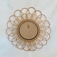 Image 9 of Miroir mural vintage en rotin – Forme fleur/soleil – Années 60-70