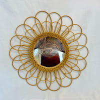 Image 3 of Miroir mural vintage en rotin – Forme fleur/soleil – Années 60-70