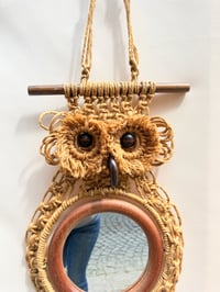 Image 3 of Miroir hibou porte-serviette 60/70 macramé corde & bois  vintage bohème chic
