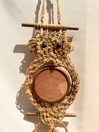 Image 6 of Miroir hibou porte-serviette 60/70 macramé corde & bois  vintage bohème chic