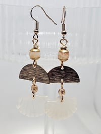 Image 3 of Dangling leaf