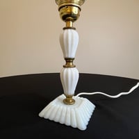 Image 5 of Lampe boudoir Art Déco en laiton et verre opalin blanc – tulipe plissée – 1930/40 