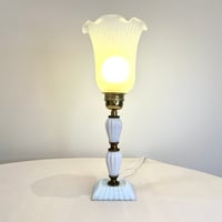 Image 2 of Lampe boudoir Art Déco en laiton et verre opalin blanc – tulipe plissée – 1930/40 