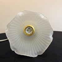 Image 8 of Lampe boudoir Art Déco en laiton et verre opalin blanc – tulipe plissée – 1930/40 