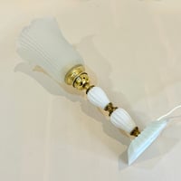Image 6 of Lampe boudoir Art Déco en laiton et verre opalin blanc – tulipe plissée – 1930/40 
