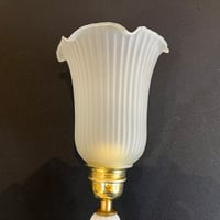 Image 7 of Lampe boudoir Art Déco en laiton et verre opalin blanc – tulipe plissée – 1930/40 