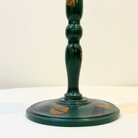 Image 6 of Ancien porte-chapeaux en bois tourné vert avec fleurs 1900 1930