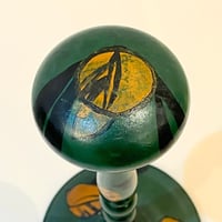 Image 3 of Ancien porte-chapeaux en bois tourné vert avec fleurs 1900 1930