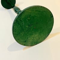 Image 9 of Ancien porte-chapeaux en bois tourné vert avec fleurs 1900 1930