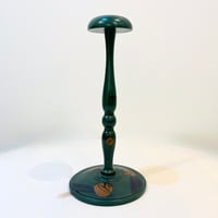 Image 1 of Ancien porte-chapeaux en bois tourné vert avec fleurs 1900 1930