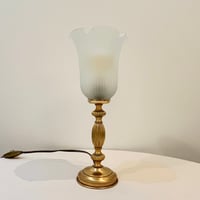 Image 1 of Lampe vintage en laiton doré et opaline tulipe plissée corole vintage 
