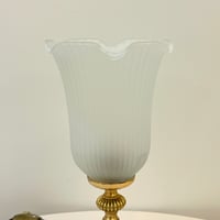 Image 6 of Lampe vintage en laiton doré et opaline tulipe plissée corole vintage 