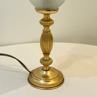 Image 3 of Lampe vintage en laiton doré et opaline tulipe plissée corole vintage 