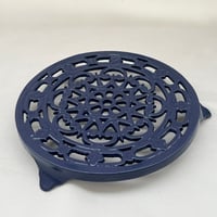 Image 1 of Dessous de plat rond vintage en fonte émaillée bleu de Prusse  DECOTEC
