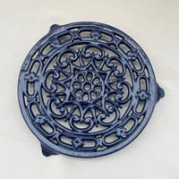 Image 2 of Dessous de plat rond vintage en fonte émaillée bleu de Prusse  DECOTEC