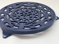 Image 5 of Dessous de plat rond vintage en fonte émaillée bleu de Prusse  DECOTEC