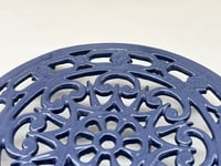 Image 4 of Dessous de plat rond vintage en fonte émaillée bleu de Prusse  DECOTEC