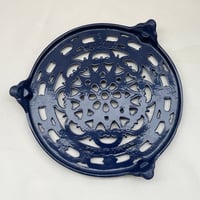 Image 7 of Dessous de plat rond vintage en fonte émaillée bleu de Prusse  DECOTEC