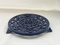 Image 3 of Dessous de plat rond vintage en fonte émaillée bleu de Prusse  DECOTEC
