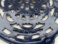 Image 9 of Dessous de plat rond vintage en fonte émaillée bleu de Prusse  DECOTEC