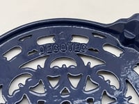 Image 8 of Dessous de plat rond vintage en fonte émaillée bleu de Prusse  DECOTEC