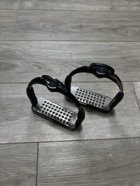 Image 3 of MDC Ultimate Stirrups – 4.75" – Black